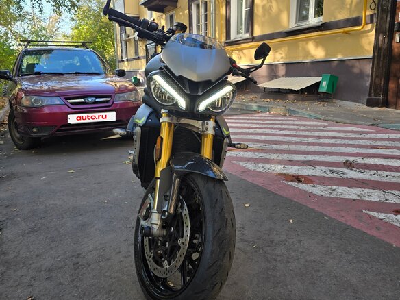 2021 Triumph Speed Triple, серый, 900000 рублей - вид 13