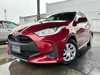 2022 Toyota Yaris IV, пурпурный, 850000 рублей, вид 1