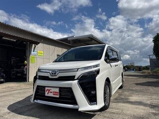2021 Toyota Voxy III (R80) Рестайлинг, белый, 2090000 рублей, вид 1