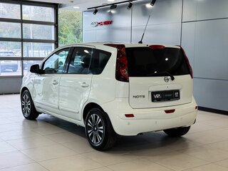 2013 Nissan Note I Рестайлинг, белый, 837000 рублей, вид 4