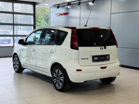 2013 Nissan Note I Рестайлинг, белый, 867000 рублей, вид 4