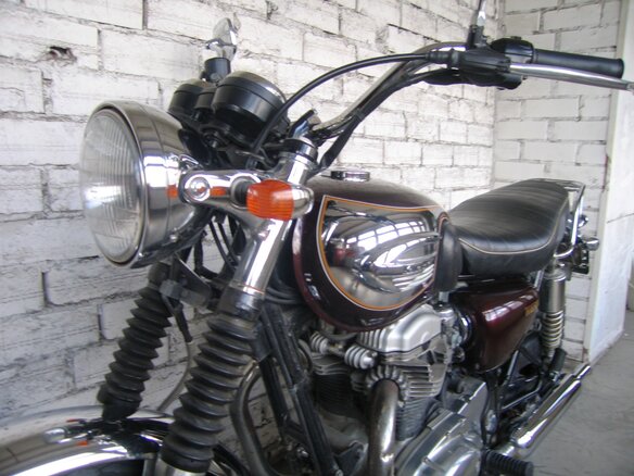 2005 Kawasaki W 650, коричневый - вид 1