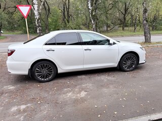 2015 Toyota Camry VII (XV50) Рестайлинг, белый, 1849000 рублей, вид 4