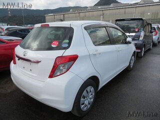 2013 Toyota Vitz III (XP130), белый, 780000 рублей, вид 3