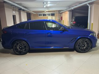 2021 BMW X6 M Competition III (F96), синий, 11500000 рублей, вид 4