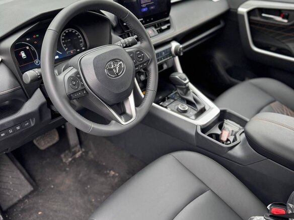 2024 Toyota RAV4 V (XA50), белый, 2830000 рублей - вид 3