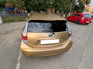 2012 Toyota Aqua I, жёлтый, 750000 рублей, вид 3