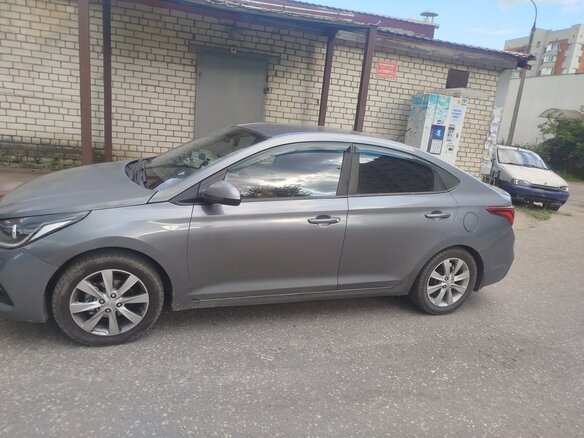 2018 Hyundai Solaris II, серый, 825000 рублей - вид 4