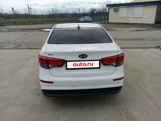 2017 Kia Rio III Рестайлинг, белый, 1050000 рублей, вид 3