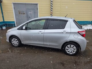 2017 Toyota Vitz III (XP130) Рестайлинг 2, серебристый, 925000 рублей, вид 2