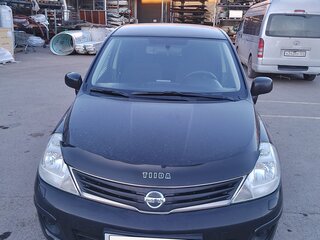 2010 Nissan Tiida I Рестайлинг, коричневый, 700000 рублей, вид 1