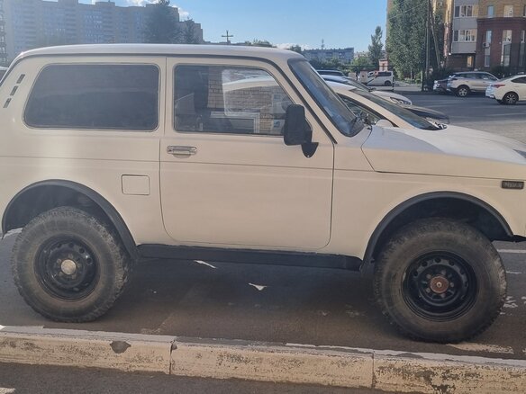 2001 Lada (ВАЗ) 2121 (4x4) I Рестайлинг, белый, 290000 рублей - вид 1