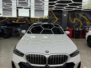 2025 BMW 5 серии Long 530Li xDrive VIII (G60/G61/G68), белый, 7300000 рублей, вид 3
