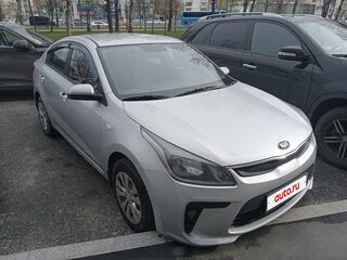 2017 Kia Rio IV, серебристый, 900000 рублей, вид 2