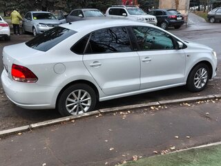 2015 Volkswagen Polo V, белый, 700000 рублей, вид 2