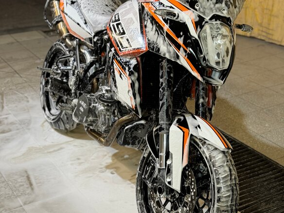 2009 KTM 990 SM, серебристый, 700000 рублей
