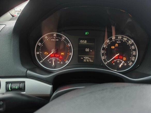 2012 Skoda Octavia II (A5) Рестайлинг, белый, 1100000 рублей - вид 7