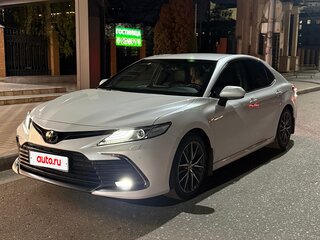 2021 Toyota Camry VIII (XV70) Рестайлинг, белый, 3250000 рублей, вид 1