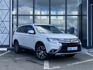 2017 Mitsubishi Outlander III Рестайлинг 2, белый, 1439000 рублей, вид 3