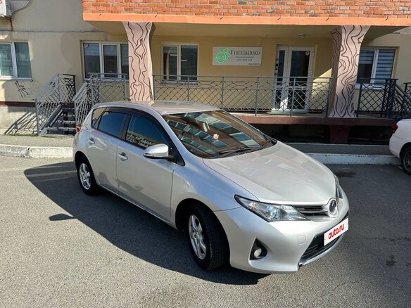 2012 Toyota Auris II, серебристый, 850000 рублей