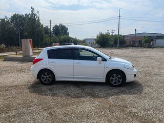 2013 Nissan Tiida I Рестайлинг, белый, 870000 рублей, вид 5