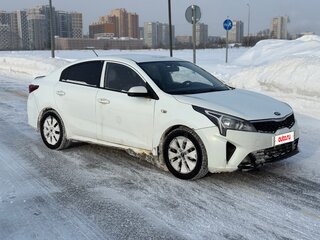 2021 Kia Rio IV Рестайлинг, белый, 990999 рублей, вид 4
