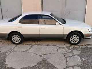 1990 Toyota Vista III (V30), бежевый, 800000 рублей, вид 3