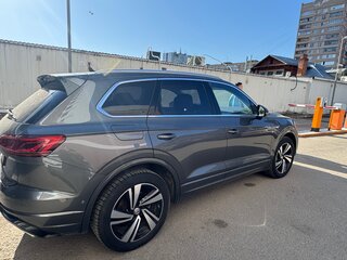 2018 Volkswagen Touareg III, серый, 4800000 рублей, вид 4