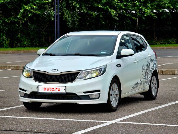 2015 Kia Rio III Рестайлинг, белый, 767000 рублей - вид 3