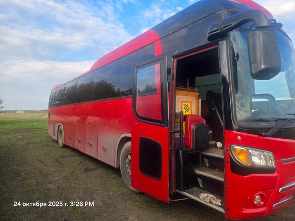 2009 Kia Granbird, красный, 5500000 рублей - вид 1