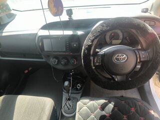 2018 Toyota Vitz III (XP130) Рестайлинг, белый, 850000 рублей, вид 5