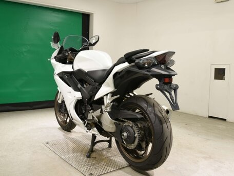 2010 Honda VFR 800, белый, 646000 рублей, вид 5