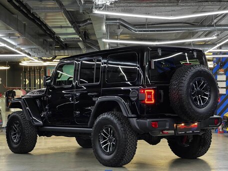2025 Jeep Wrangler IV (JL) Рестайлинг, чёрный, 7950000 рублей, вид 3