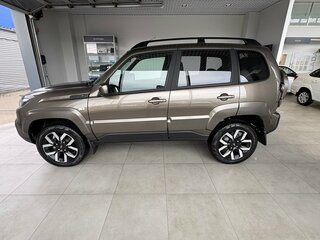 2026 Lada (ВАЗ) Niva Travel I Рестайлинг, серый, 1929000 рублей, вид 3