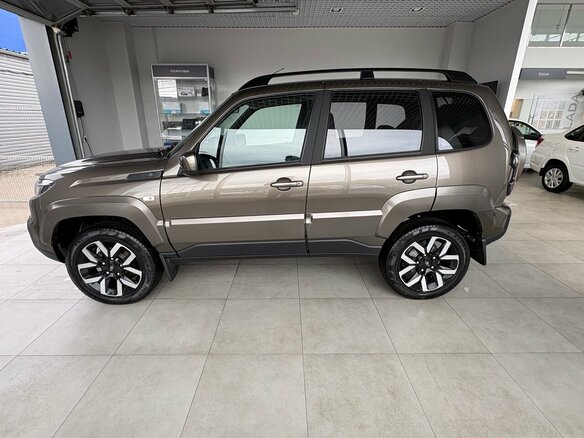 2026 Lada (ВАЗ) Niva Travel I Рестайлинг, серый, 1929000 рублей - вид 2