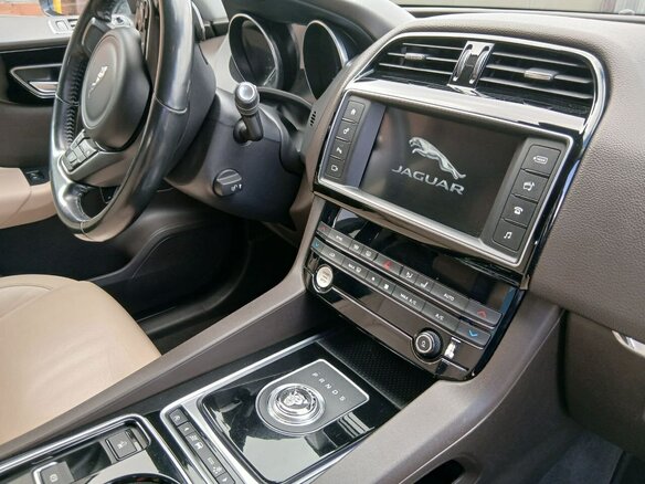 2017 Jaguar F-Pace I, белый, 2250000 рублей - вид 12
