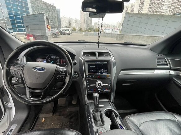 2016 Ford Explorer V Рестайлинг, белый, 2400000 рублей - вид 9
