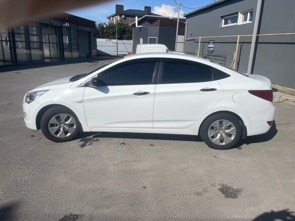 2014 Hyundai Solaris I Рестайлинг, белый, 930000 рублей - вид 4