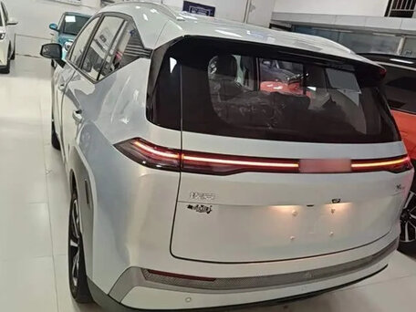2026 Aion Y Plus 51.9 kWh, серебристый, 1850000 рублей, вид 3