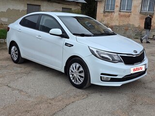 2017 Kia Rio III Рестайлинг, белый, 640000 рублей, вид 5