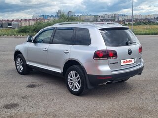 2009 Volkswagen Touareg I Рестайлинг, серебристый, 1300000 рублей, вид 5