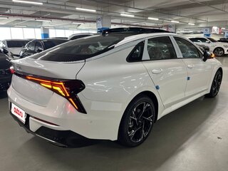 2026 Kia K5 III Рестайлинг, белый, 3199100 рублей, вид 4