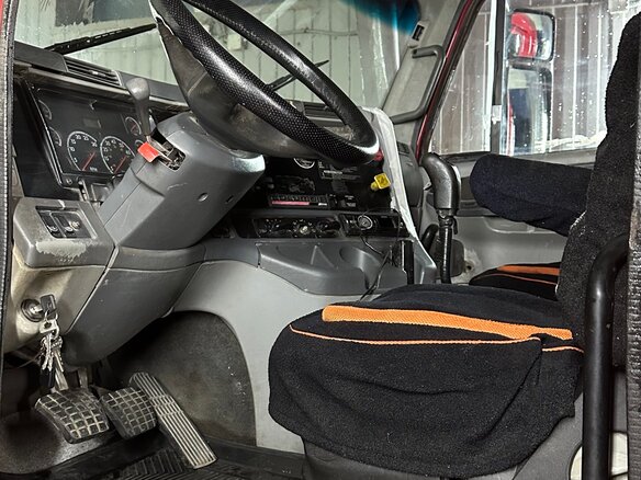 2003 Freightliner Columbia, красный, 1400000 рублей - вид 9