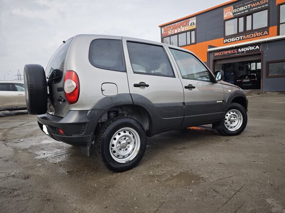 2017 Chevrolet Niva I Рестайлинг, серый, 650000 рублей - вид 4