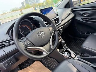 2022 Toyota Yaris IV, красный, 1170005 рублей, вид 5