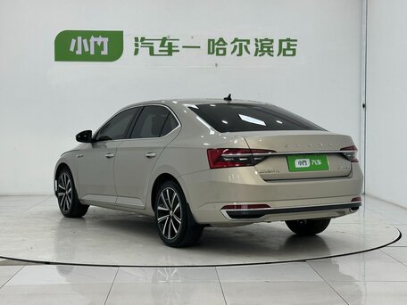 2022 Skoda Superb III Рестайлинг, золотистый, 2176000 рублей, вид 4
