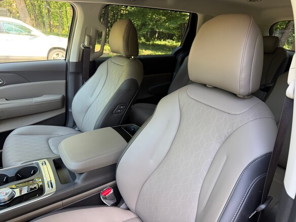 2025 Kia Carnival IV Рестайлинг, белый, 5800000 рублей - вид 17