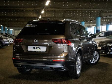 2018 Volkswagen Tiguan II, коричневый, 2300000 рублей, вид 4