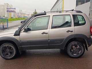 2018 Chevrolet Niva I Рестайлинг, серый, 870000 рублей, вид 4