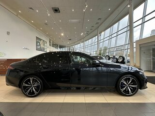 2026 BMW 5 серии 530i xDrive VIII (G60/G61/G68), чёрный, 10500000 рублей, вид 4